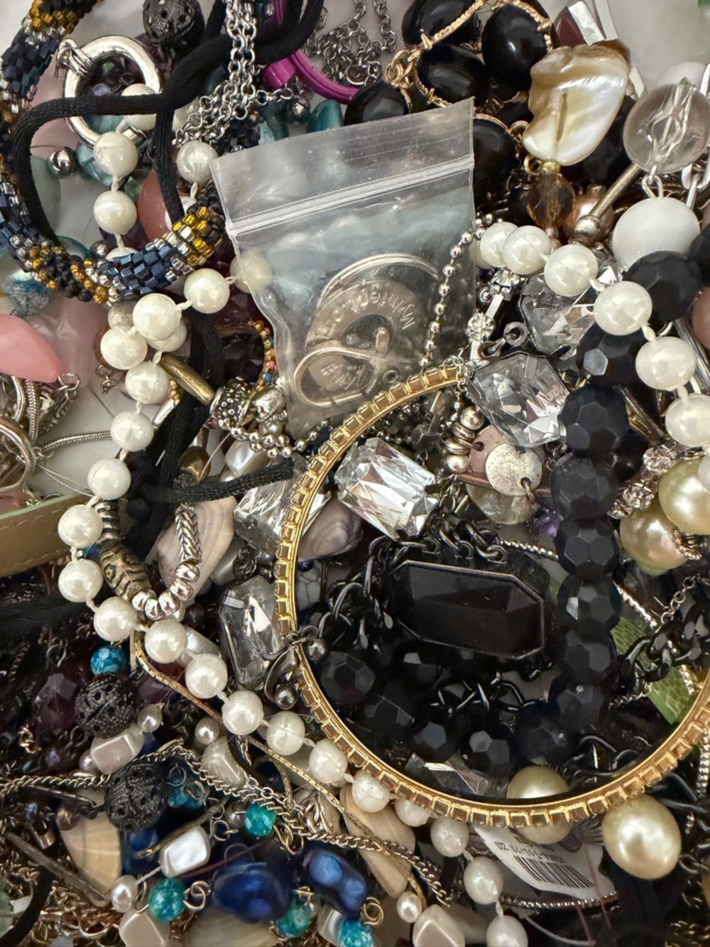 Five Lb Lot Of Jewelry, Necklaces, Bracelets, Rings Wearable Reseller Lot - Picture 2 of 9